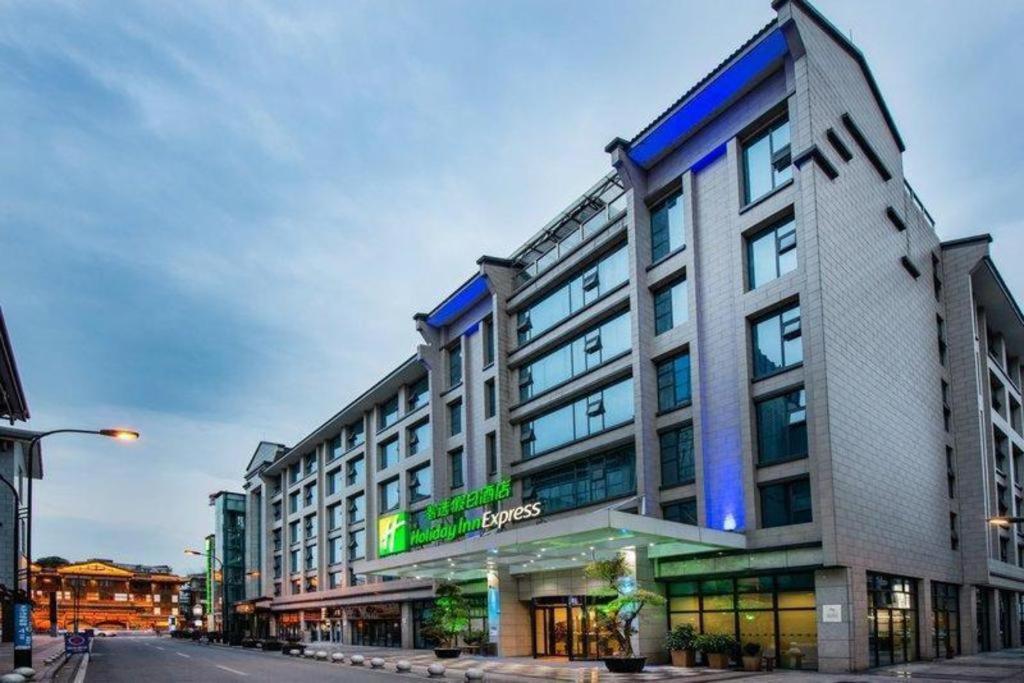 Holiday Inn Express Dujiangyan Ancient City Exteriér fotografie